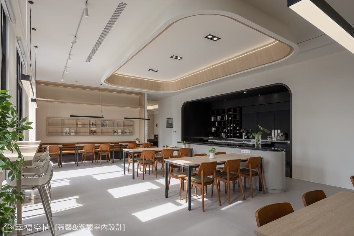 現代辦公空間木質餐桌