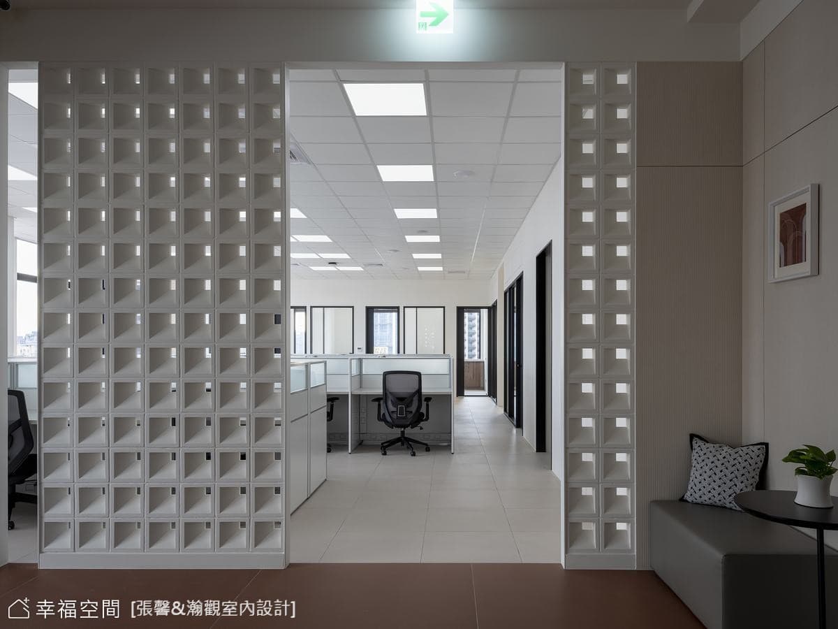 現代辦公空間灰階隔屏