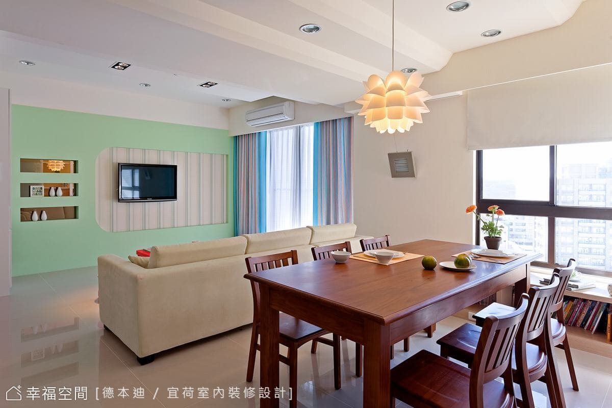 餐廳望向客廳