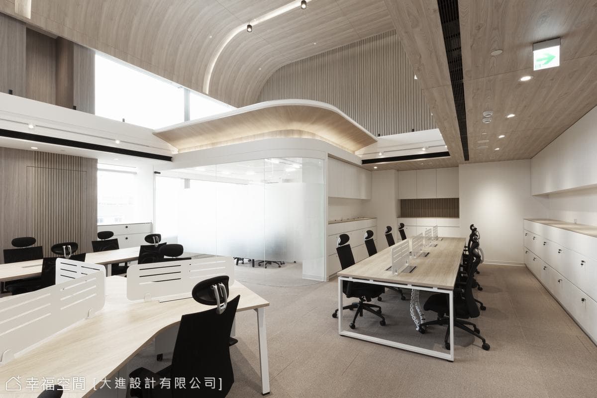 挑高日系辦公空間 結合侘寂與自然的簡約美學│230坪