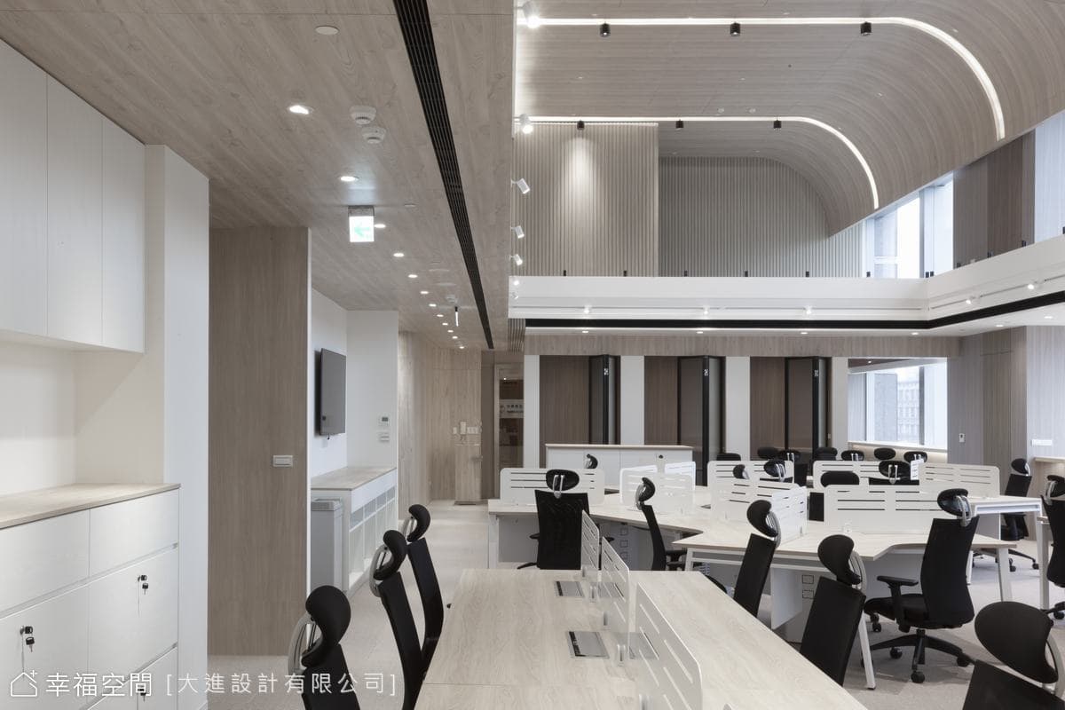 挑高日系辦公空間 結合侘寂與自然的簡約美學│230坪