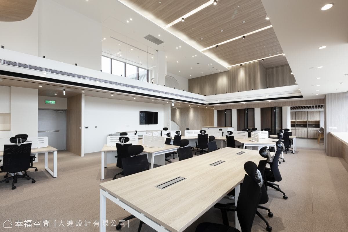 挑高日系辦公空間 結合侘寂與自然的簡約美學│230坪