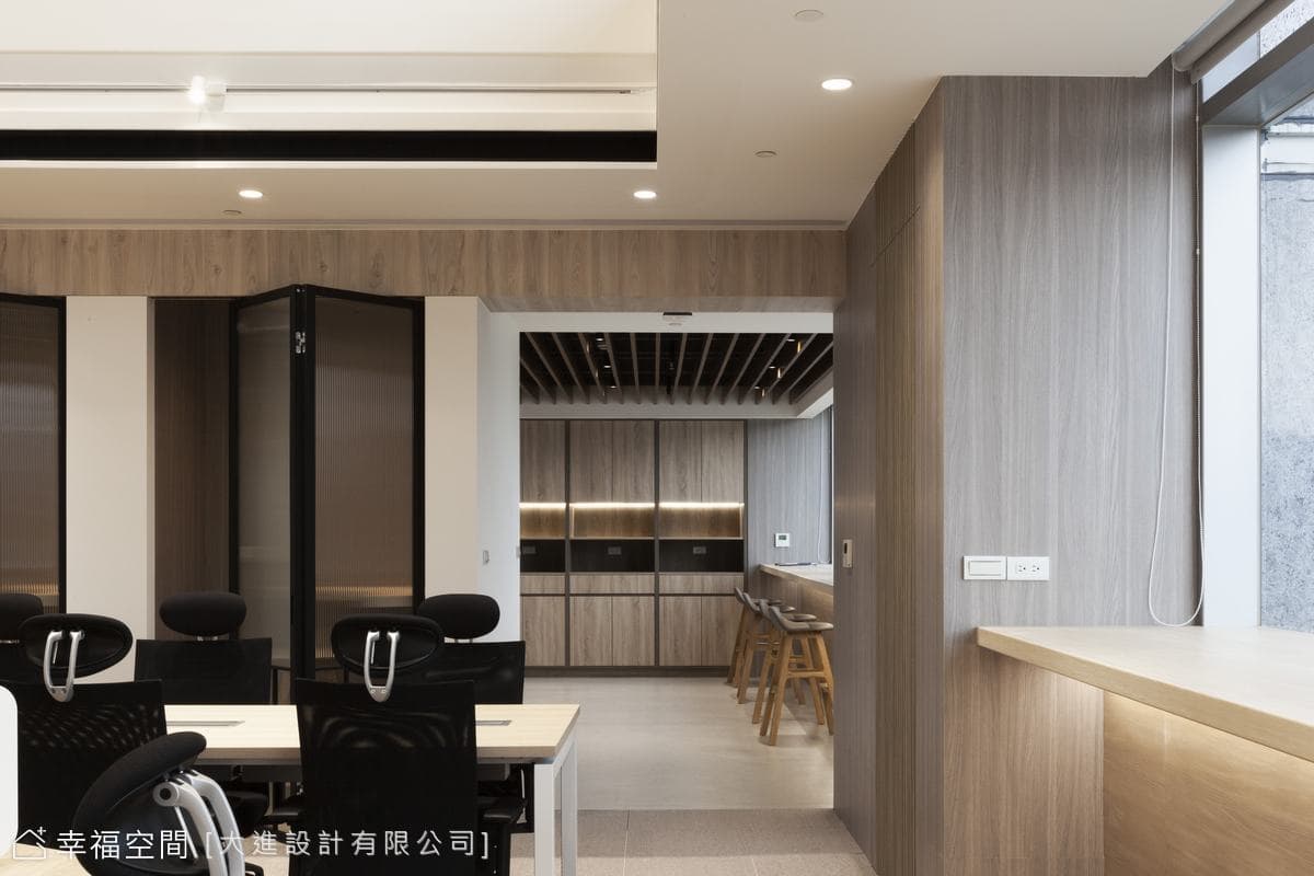 挑高日系辦公空間 結合侘寂與自然的簡約美學│230坪