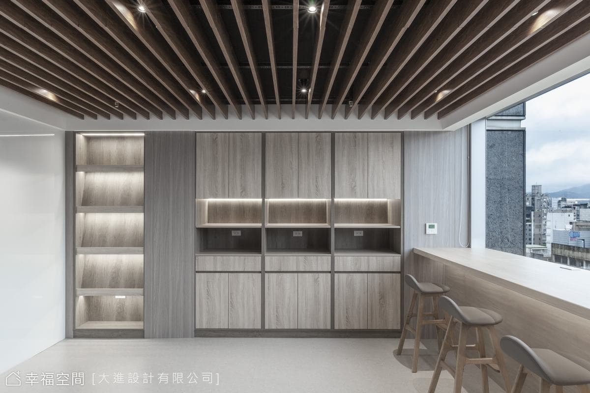挑高日系辦公空間 結合侘寂與自然的簡約美學│230坪