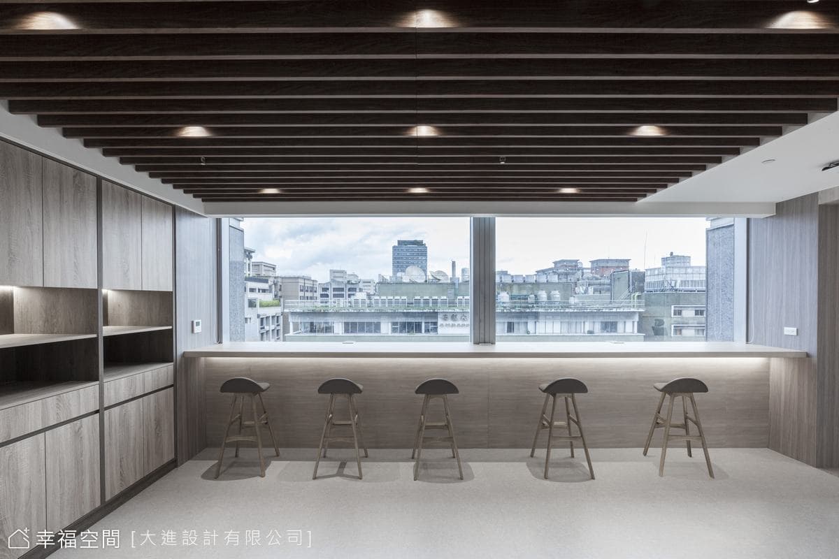 挑高日系辦公空間 結合侘寂與自然的簡約美學│230坪