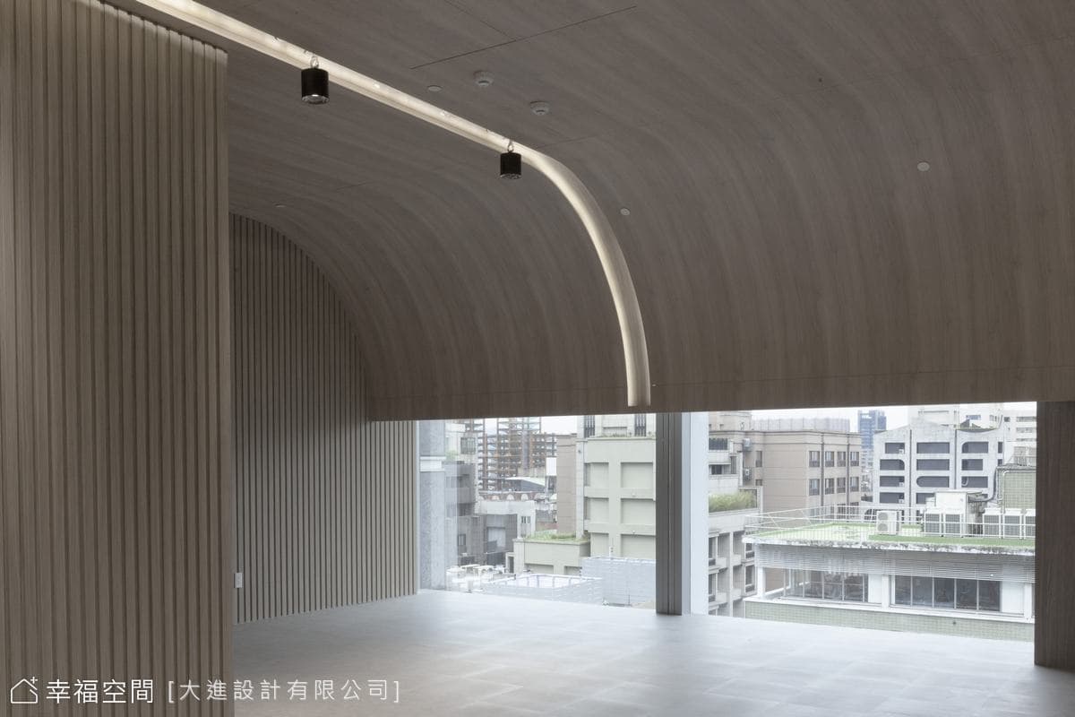 挑高日系辦公空間 結合侘寂與自然的簡約美學│230坪