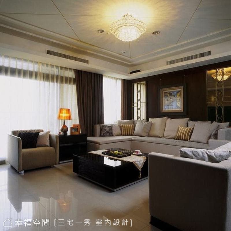 沙發背牆