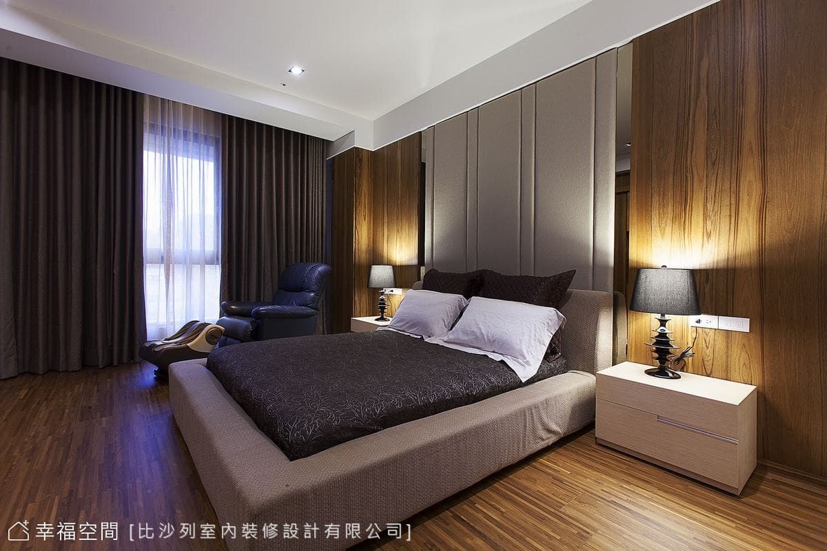 主臥床頭