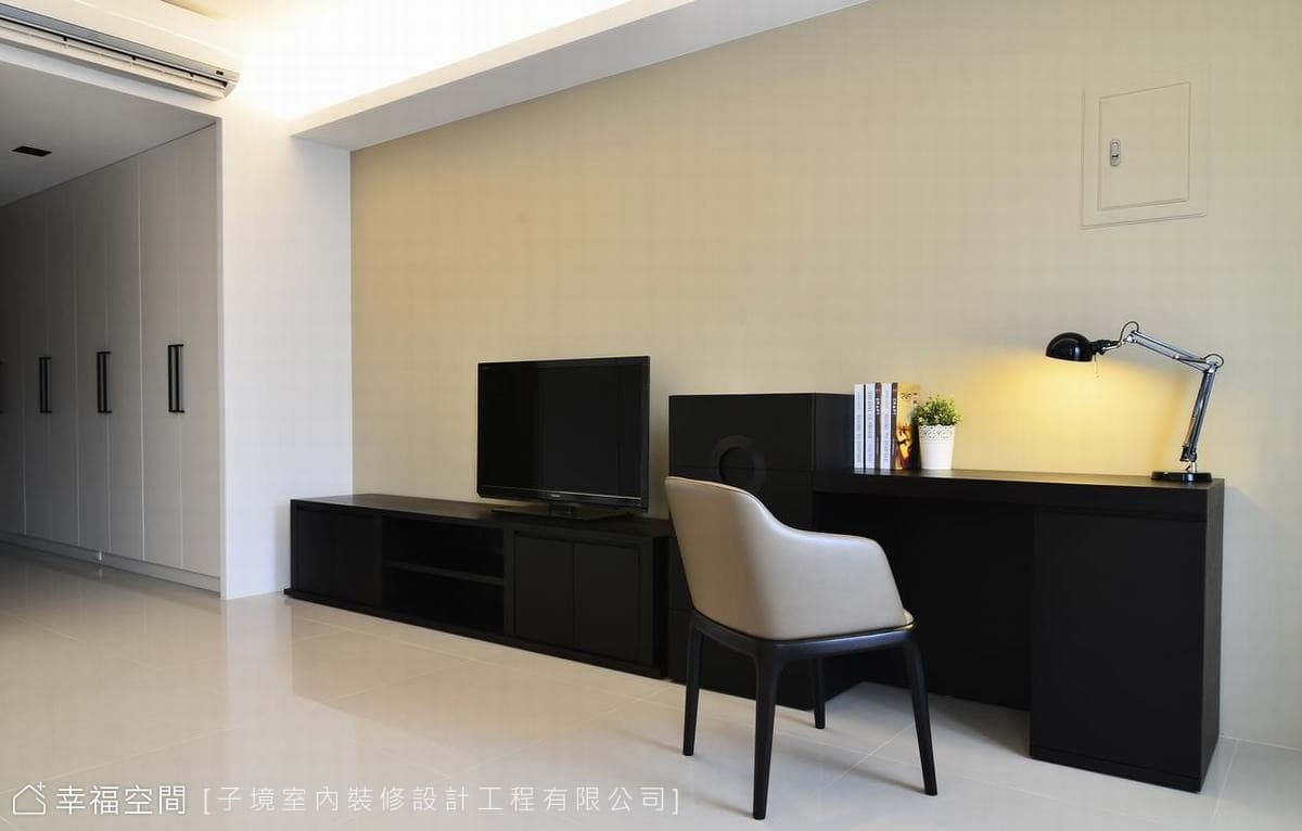 主臥床尾