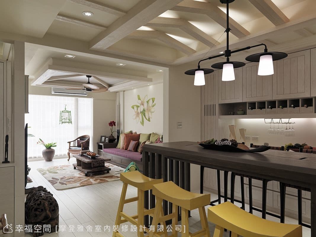 餐廳望向客廳