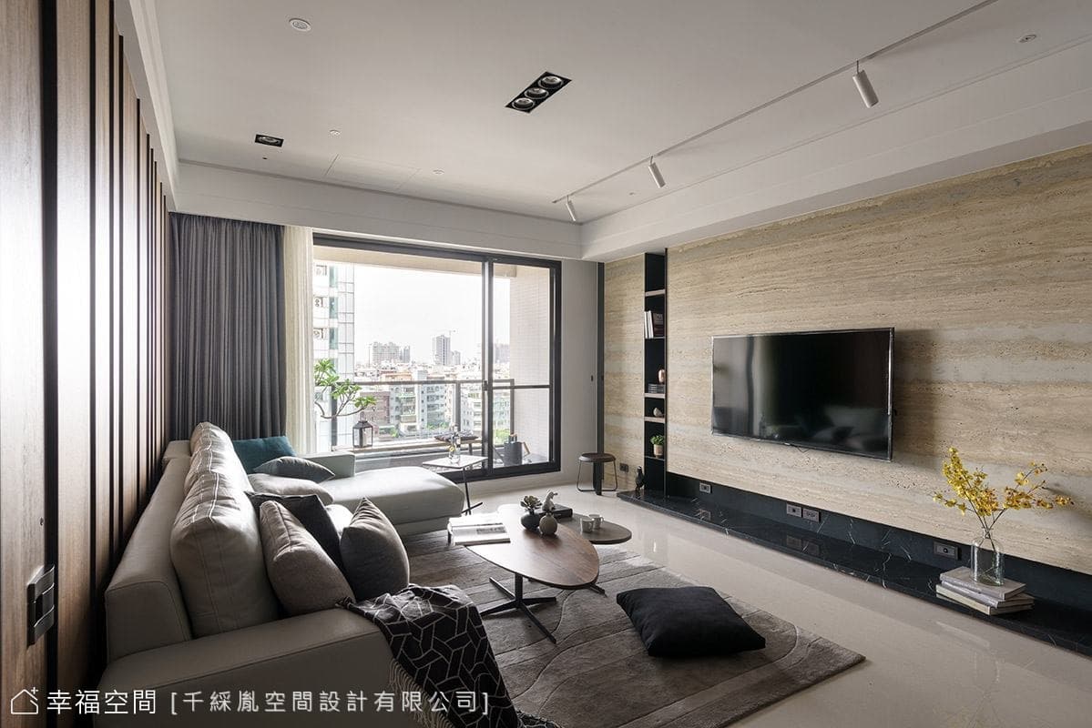 沙發背牆