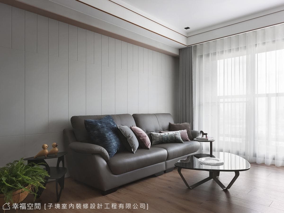 沙發背牆