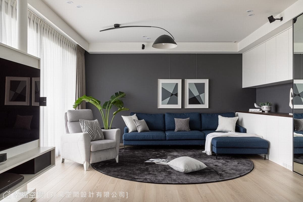 旋。容逸